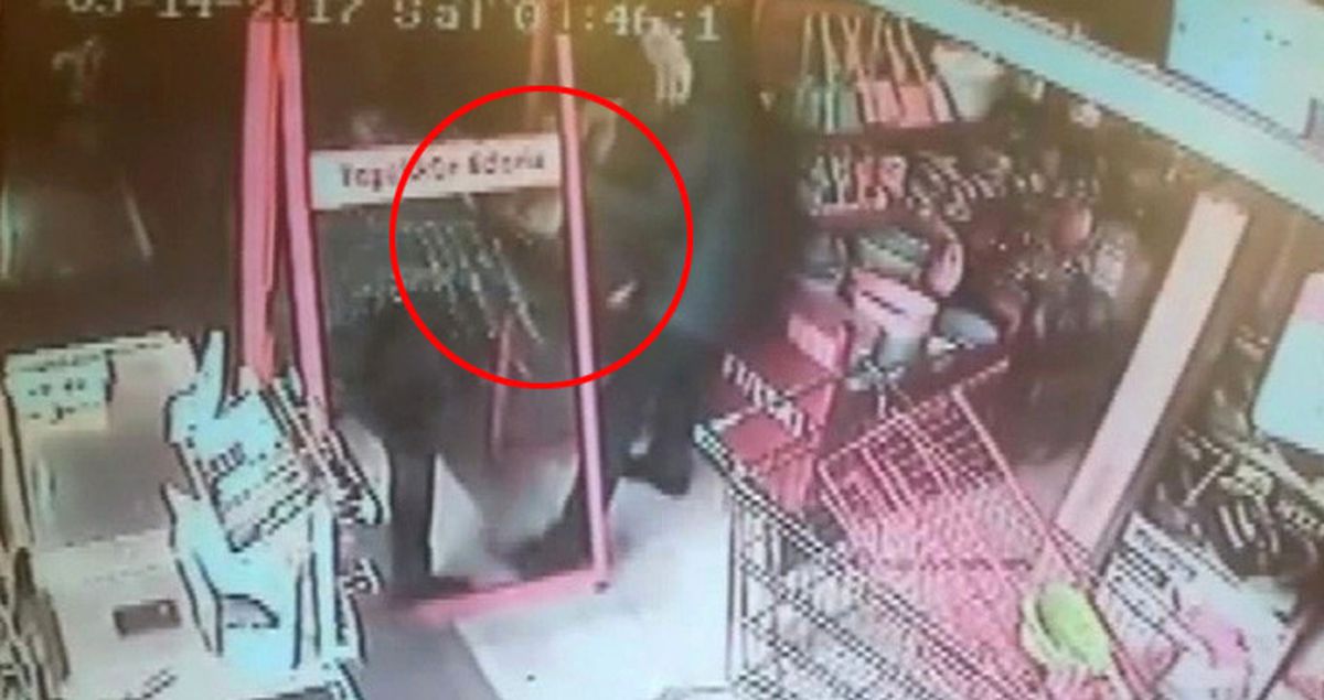 Marketin Kapısını Kırarak Boş Kasayı Çalan Hırsızlar, Kameralara Yakalandı