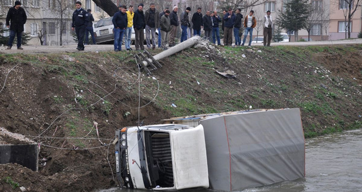 Kamyonet Dereye Uçtu, Sürücüyü Vatandaşlar Kurtardı