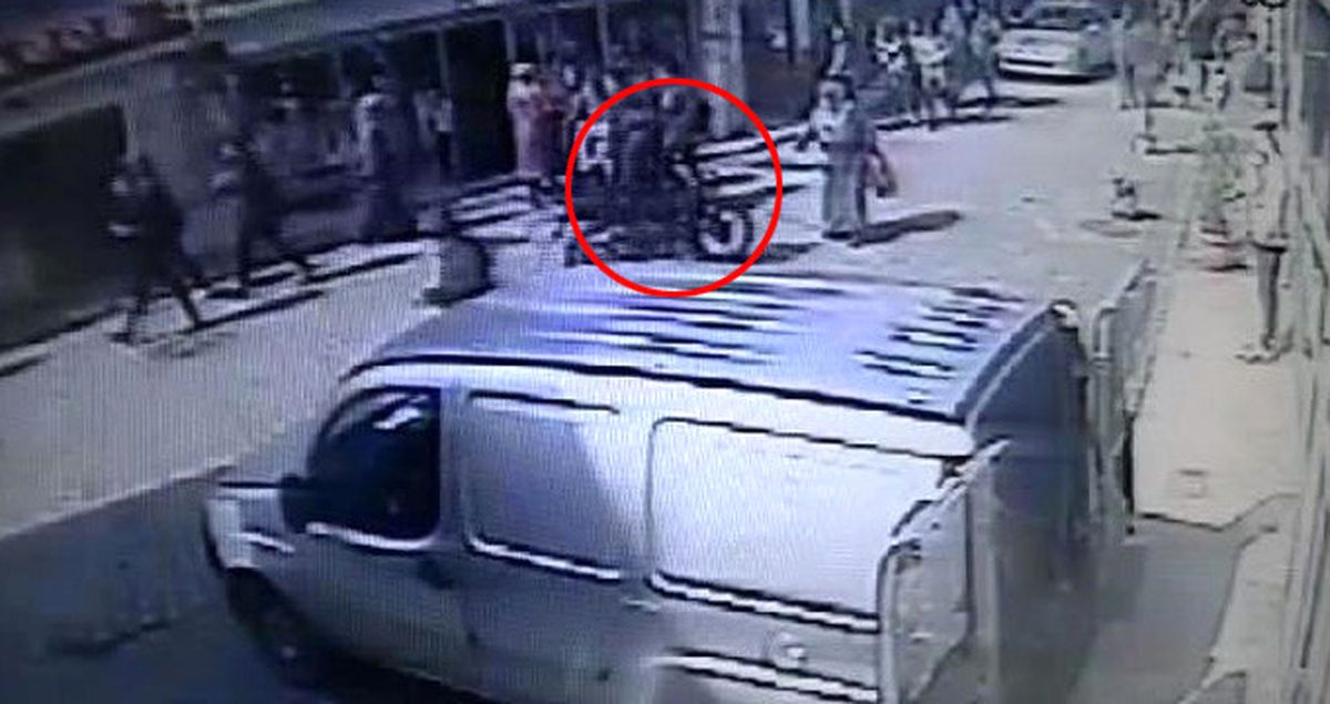 Kızlara Hava Atan Motosikletli Genç, Yaşlı Kadını Hastanelik Etti
