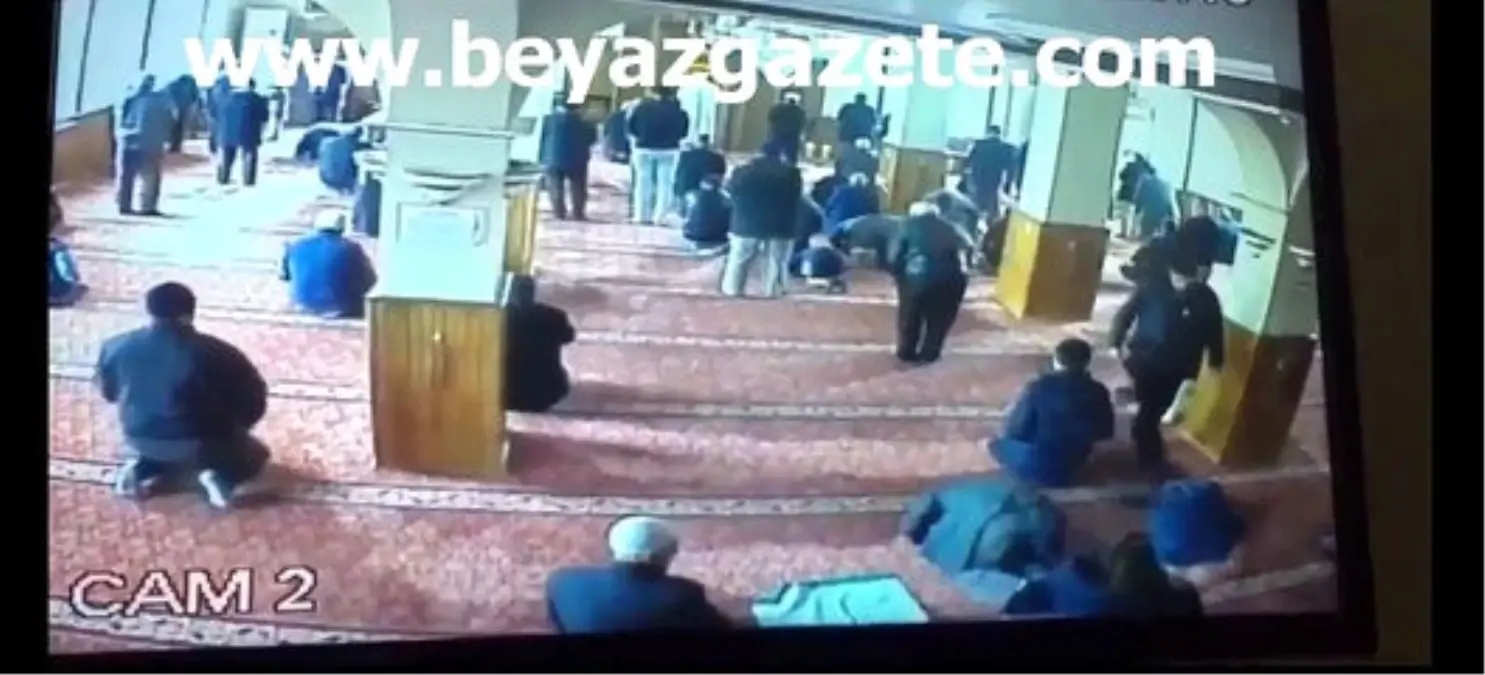 Namaz Esnasında Hırsızlık Yapan Yaşlı Adama Dayak!