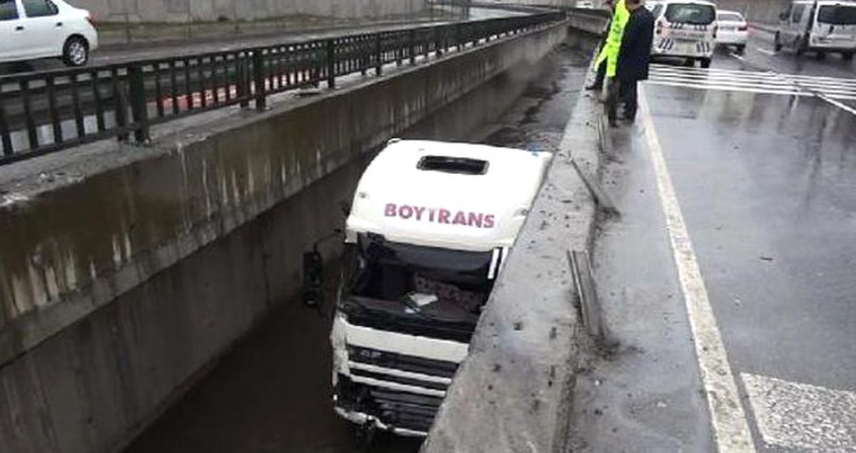 Virajda Kontrolden Çıkan TIR, Su Kanalına Uçtu