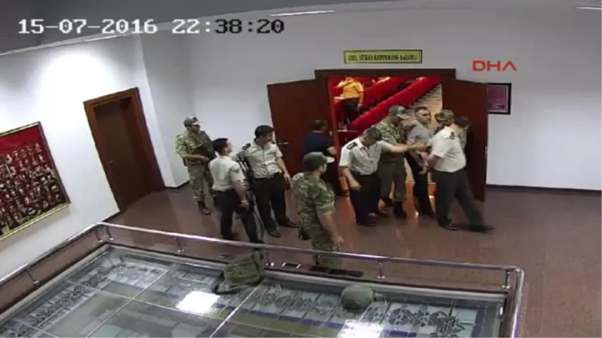 Darbe Gecesinden Çarpıcı Kareler! Albay Erkan Öktem Dehşet Saçmış