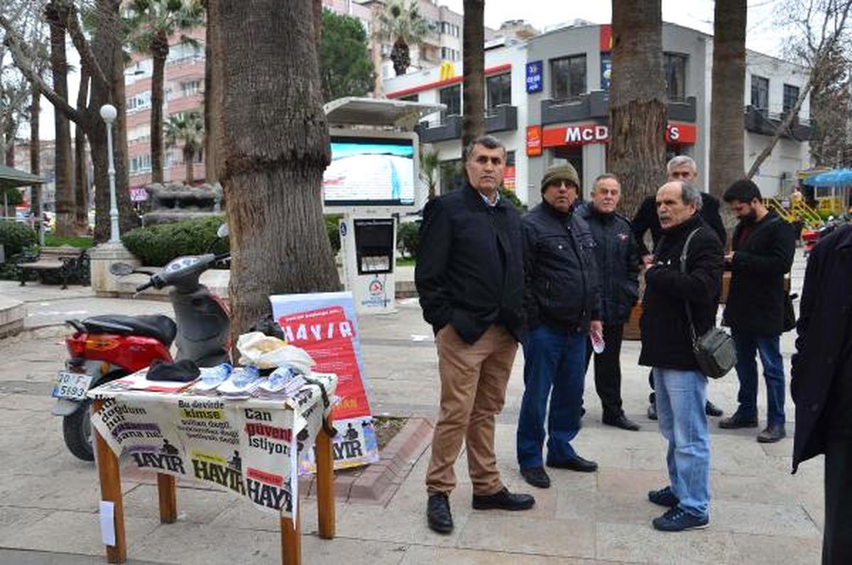 Referandum İçin 'Hayır' Standına Kaldırım Taşıyla Saldırdılar