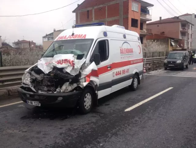Hasta Taşıyan Ambulans Kaza Yaptı: 3 Yaralı