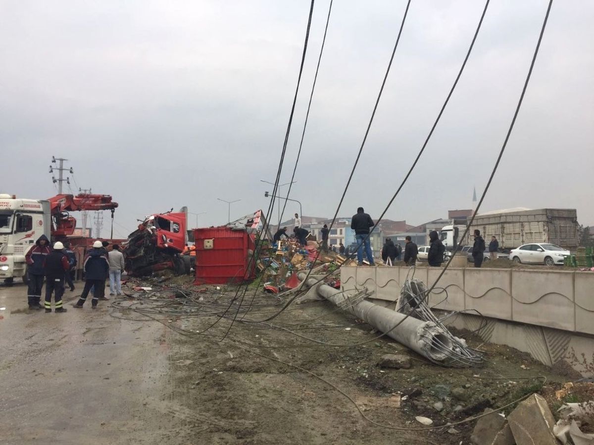 Elektrik Direğine Çarpan TIR, Vatandaşları Elektriksiz Bıraktı