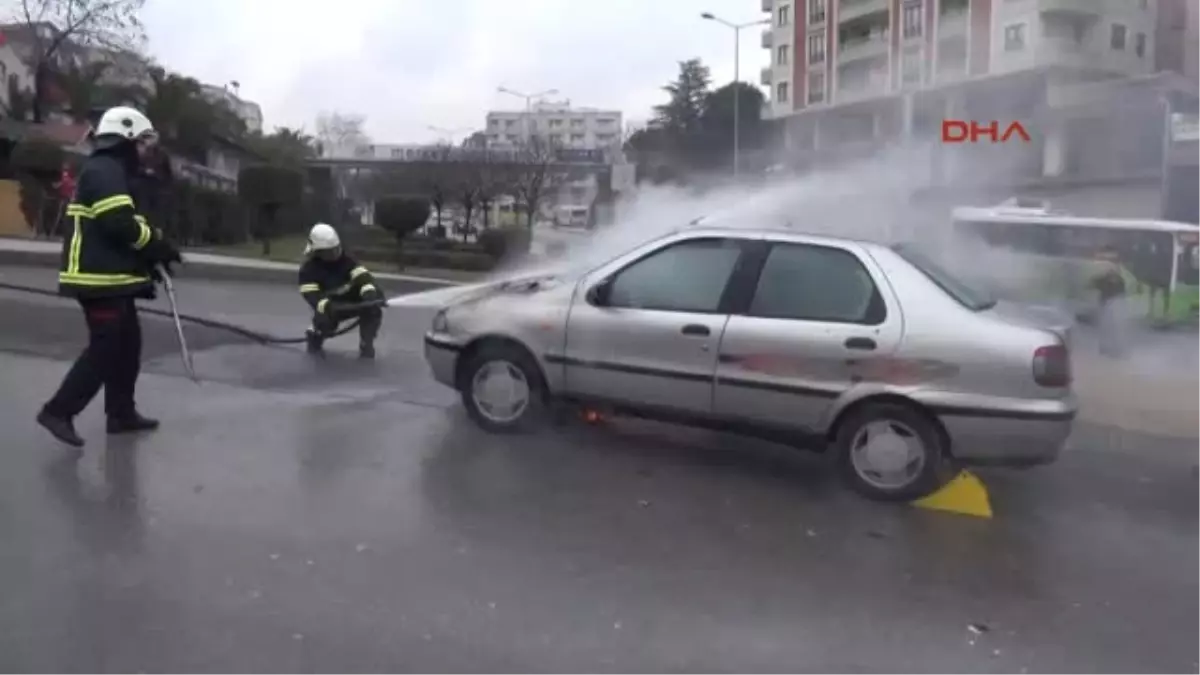 Kocaeli Alevli Otomobilin Motoru Tutuştu