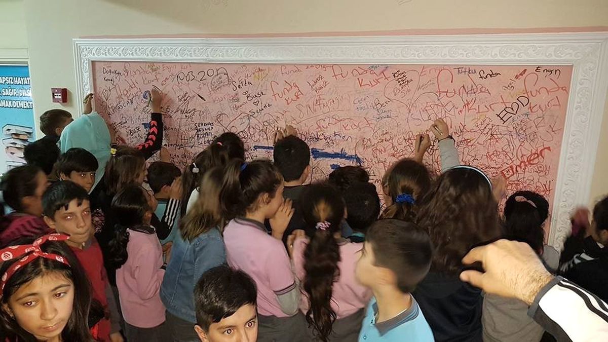 Okulda 'Düşünceni Dök Duvarı'
