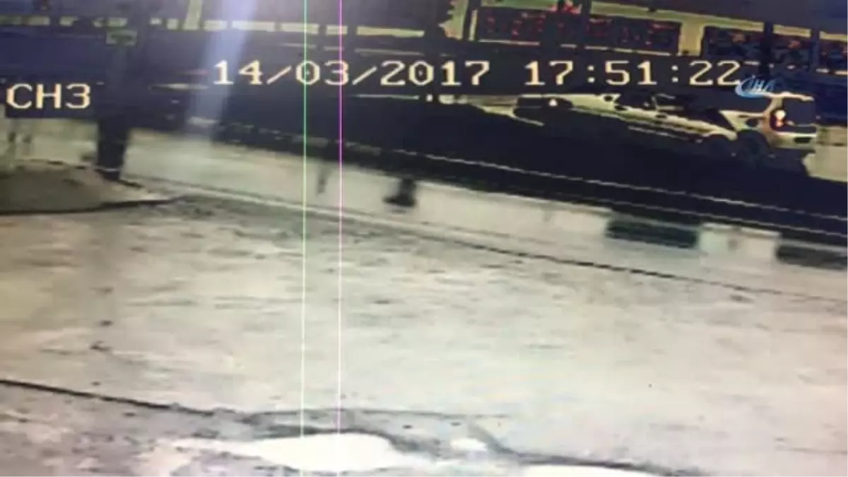 Refüjü Aşan Otomobil, Kırmızı Işıkta Bekleyen Otomobile Böyle Çarptı...o Anlar Kamerada