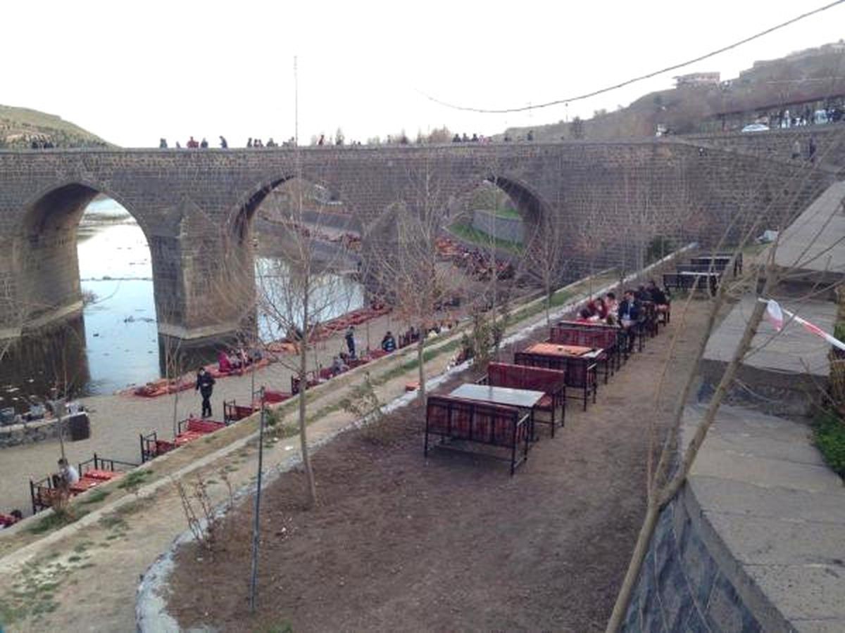 Tarihi Köprünün İki Gözünü Doldurup Kafe Bahçesi Yaptılar