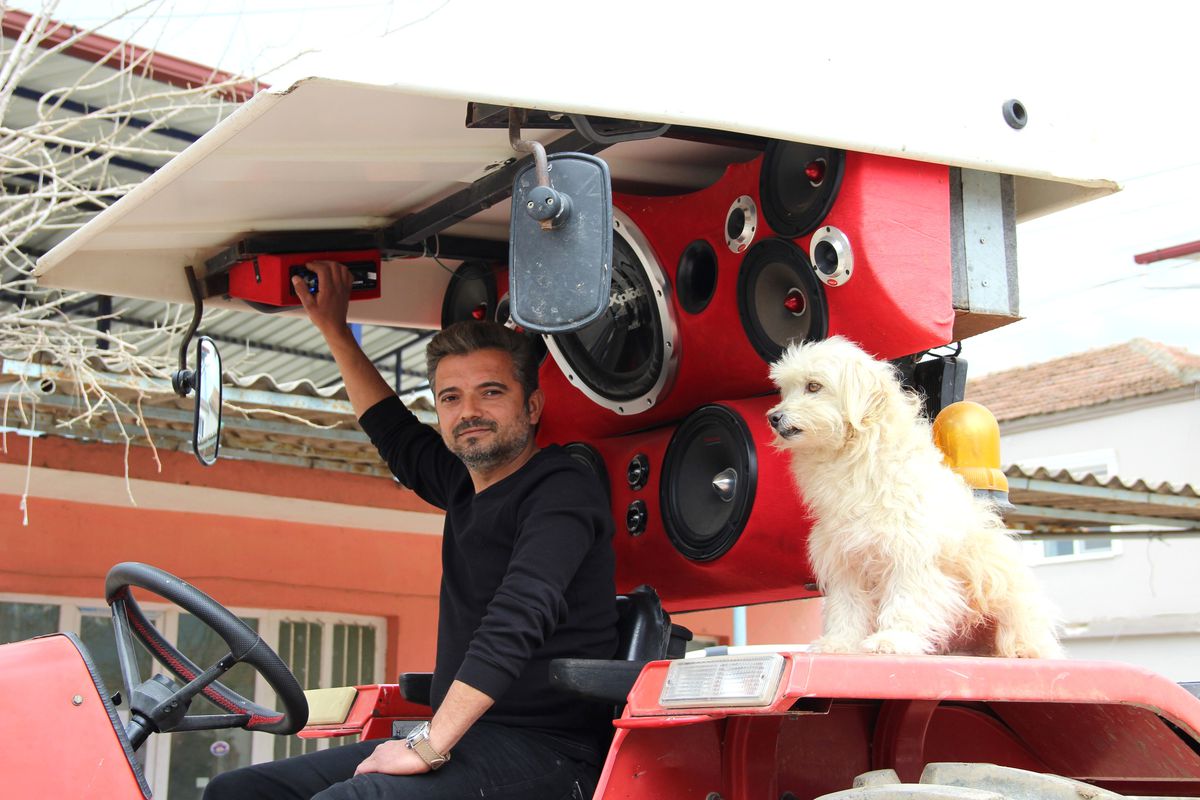 Çiftçinin Müzik Sevdası, Traktörüne 7 Bin TL'lik Ses Sistemi Döşetti