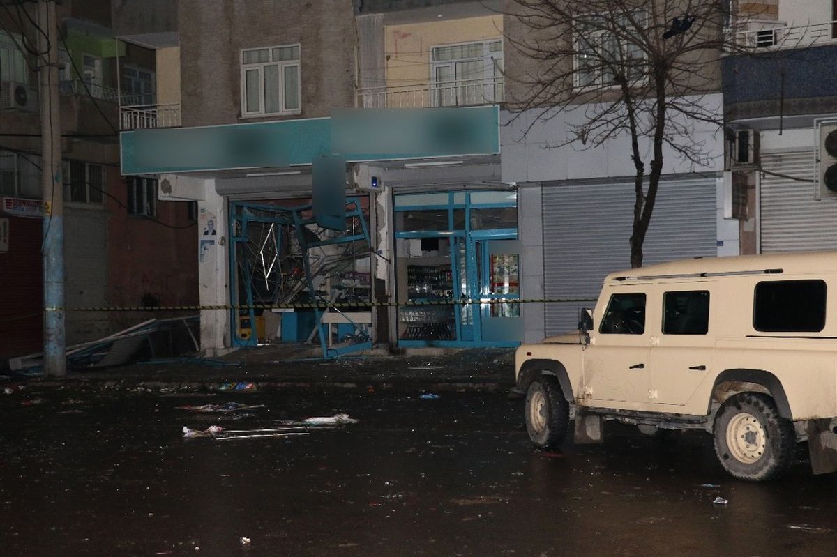Diyarbakır'da Yüzleri Maskeli Şahıslar Markete Patlayıcı Attı