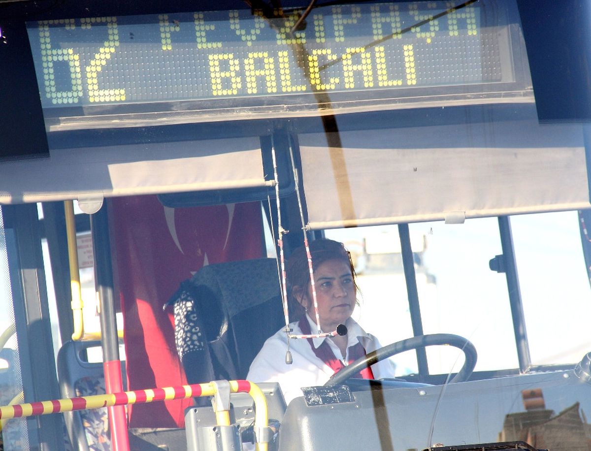 Kadın Şoför Yolu Şaşırınca Otobüsü Çamura Sapladı