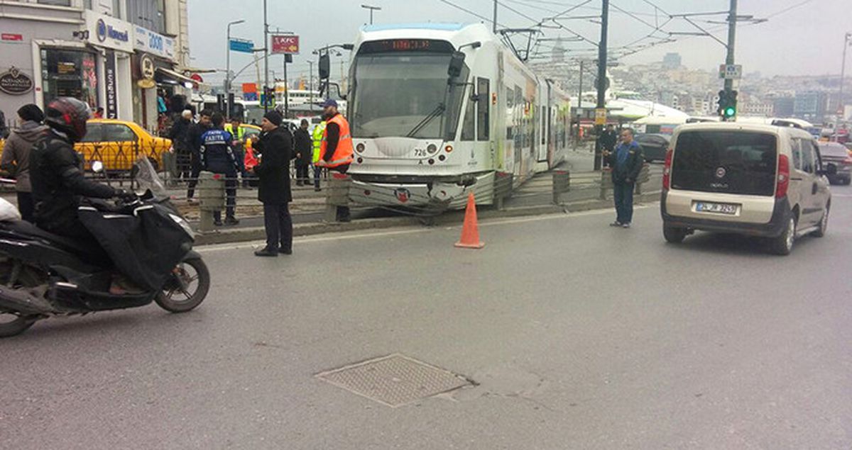 Sirkeci'de Tramvay Raydan Çıktı
