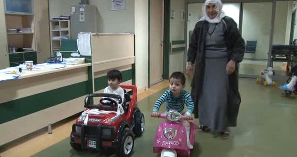 Vücutları Yanan Çocuklar, Acılarını Akülü Arabayla Unutuyor