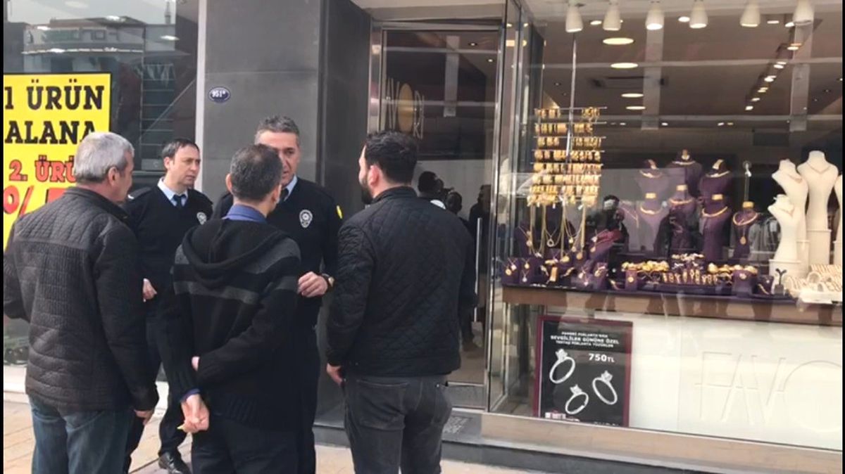Izmir'de Kuyumcu Soygunu