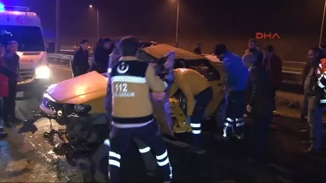 Ümraniye Tem Otoyolunda Zincirleme Kaza: 5 Yaralı Ümraniye Tem Otoyolunda Zincirleme Kaza: 5 Yaralı