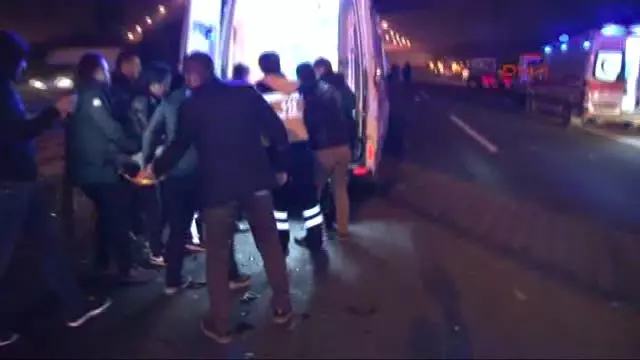 Ümraniye Tem Otoyolunda Zincirleme Kaza: 5 Yaralı Ümraniye Tem Otoyolunda Zincirleme Kaza: 5 Yaralı