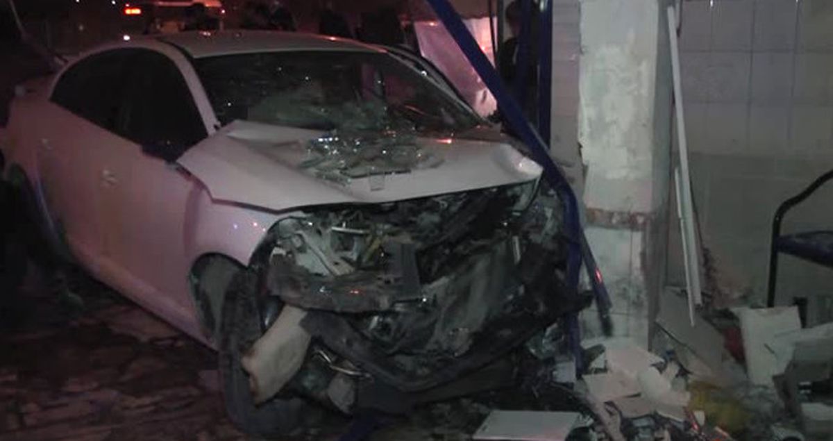 Yoldan Çıkan Otomobil, Kasap Dükkanına Girdi: 1 Yaralı