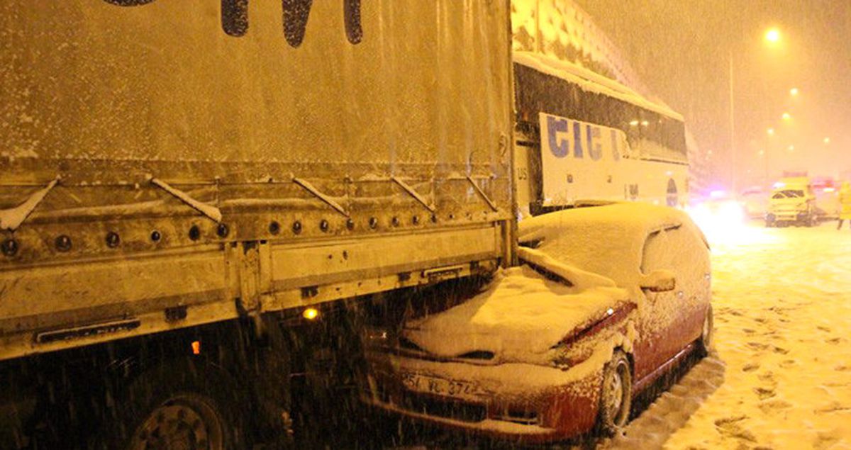 Bolu Dağı'nda Kar Kazalara Yol Açtı, Ulaşım Felç Oldu