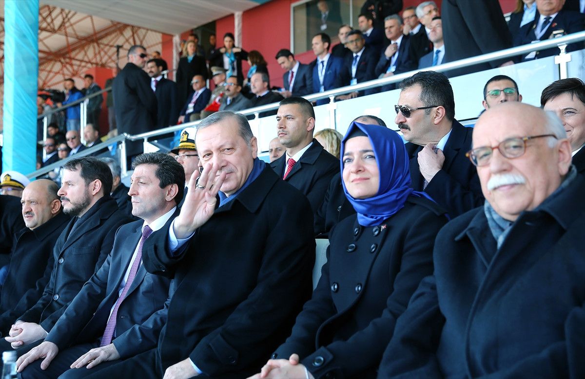 Erdoğan Hollanda'nın Skandal Tavrına Maruz Kalan Bakanı Yanından Ayırmadı