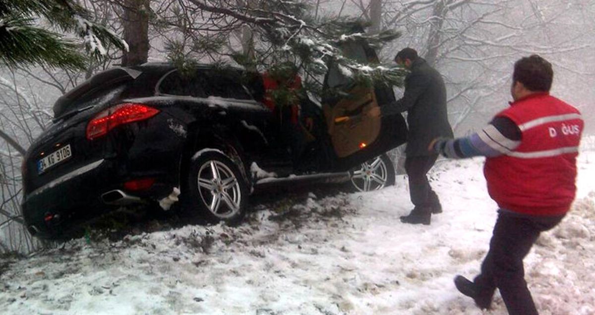 Karda Kayan Jeep, Ağaca Çarparak Uçuruma Yuvarlanmaktan Kurtuldu