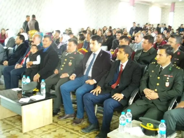 Van'da 'Şehitleri Anma ve Çanakkale Zaferi' Programı Van'da 'Şehitleri Anma ve Çanakkale Zaferi' Programı