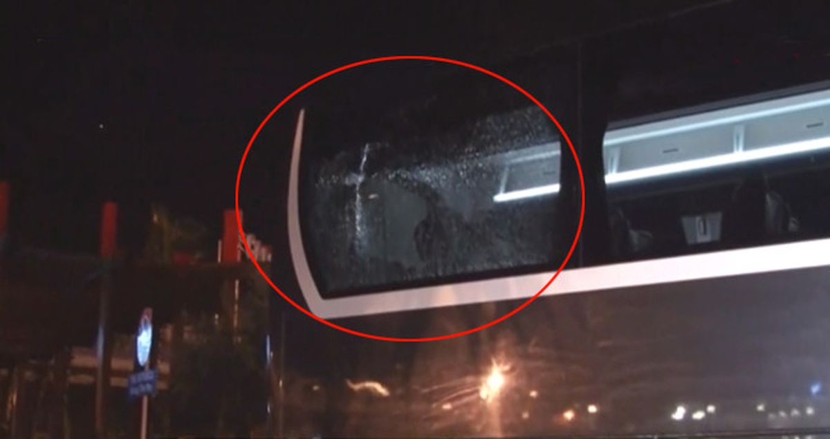 Beşiktaşlı Oyuncuları Taşıyan Otobüs Taşlı Saldırıya Uğradı