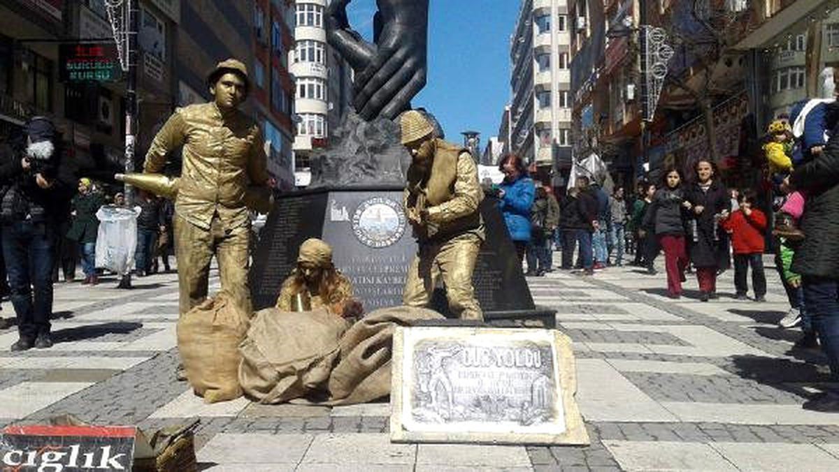 Duran Adamlar'ın Sokakta '18 Mart Çanakkale' Duruşu
