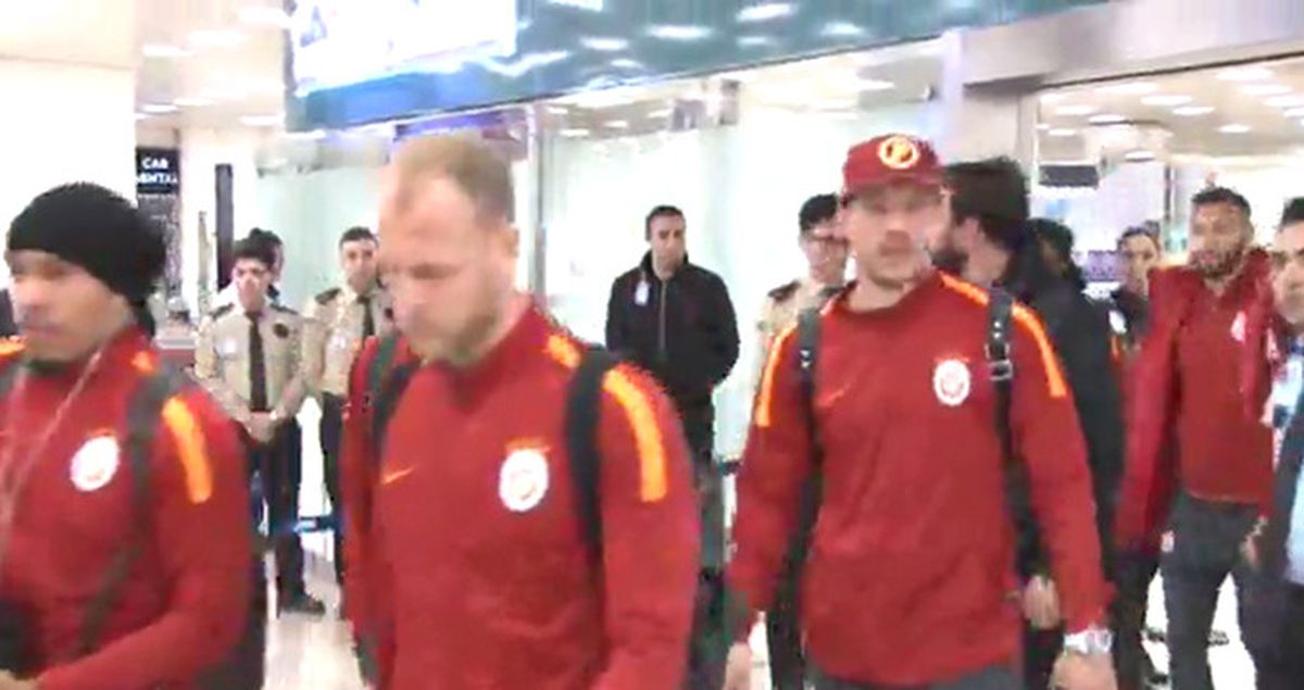 Galatasaraylı Taraftarlar, Havaalanı Çıkışı Tüm Futbolcuları Protesto Etti