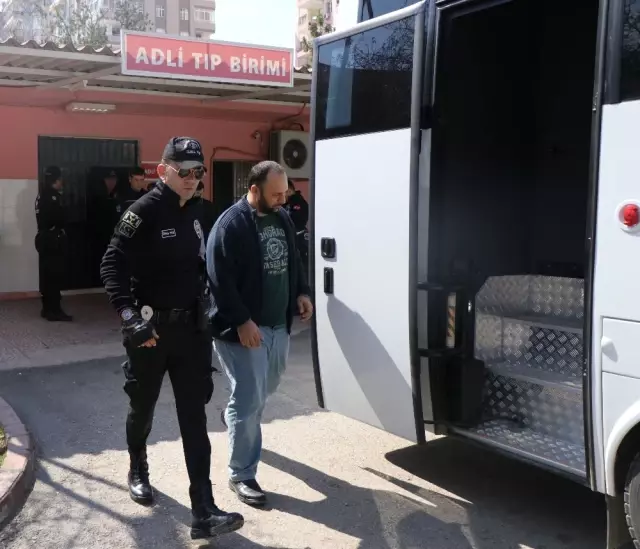 Adana'da 'Bylock' Kullanan 1'i Kadın 14 Polis Adliyeye Sevk Edildi