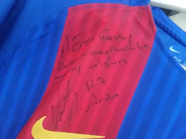 Arda Turan, İmzaladığı Formayı Felç Olan Ahmet Emre Çavuş'a Gönderdi