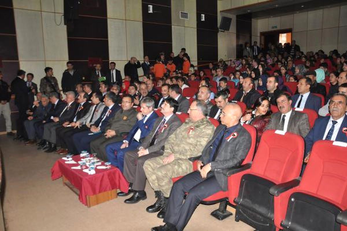 Bitlis'teki 'Çanakkale Geçilmez' Oyunu Duygulu Anlar Yaşattı