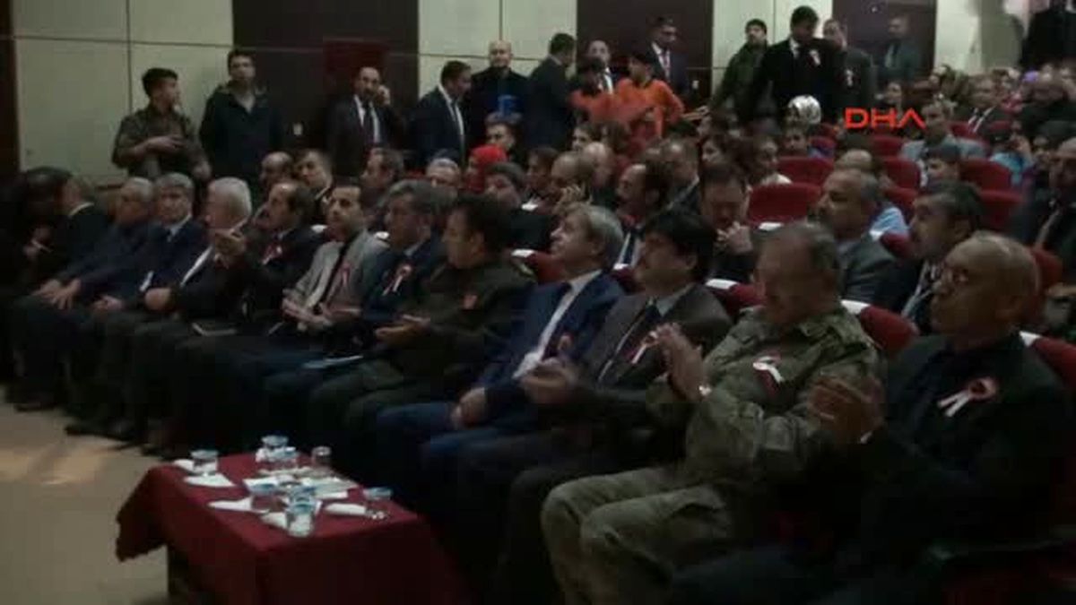 Bitlis'teki 'Çanakkale Geçilmez' Oyunu Duygulu Anlar Yaşattı