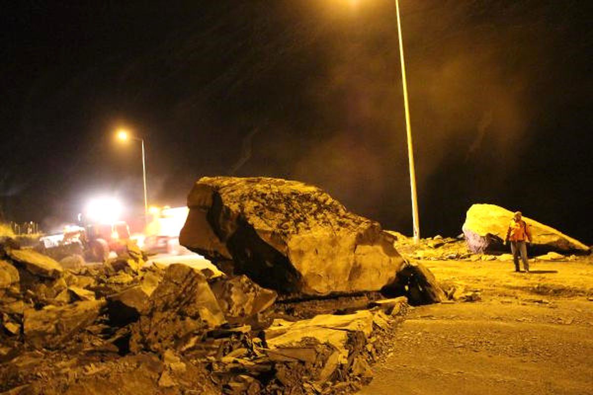 Hakkari'de Yola Düşen Dev Kayalar, Yolu Trafiğe Kapattı