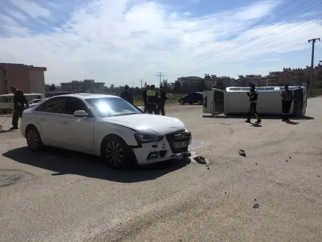 Manavgat'ta Otomobil ile Minibüs Çarpıştı: 4 Yaralı