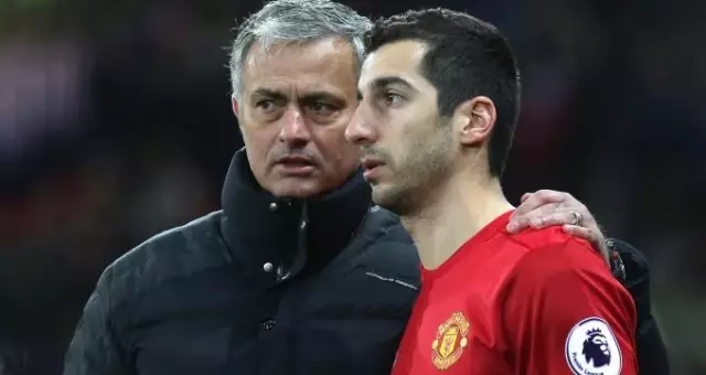 Manchester'lı Mkhitaryan Annesiyle Fotoğraf Çektirdi, Kimse İnanmadı
