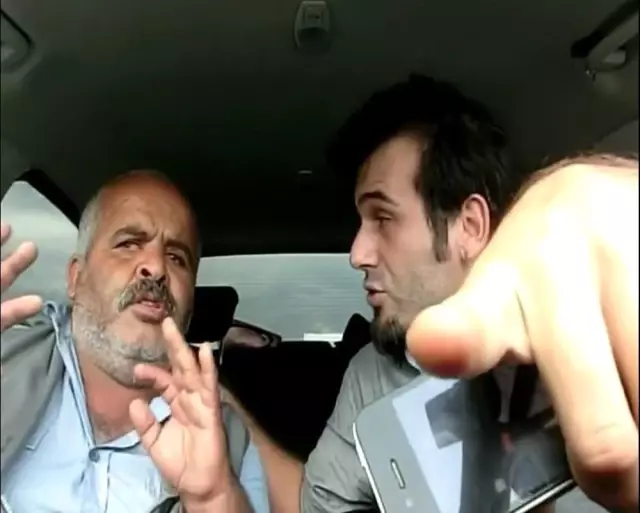 Otostopla Arabasına Aldığı Dolandırıcıları Ifşa Ediyor