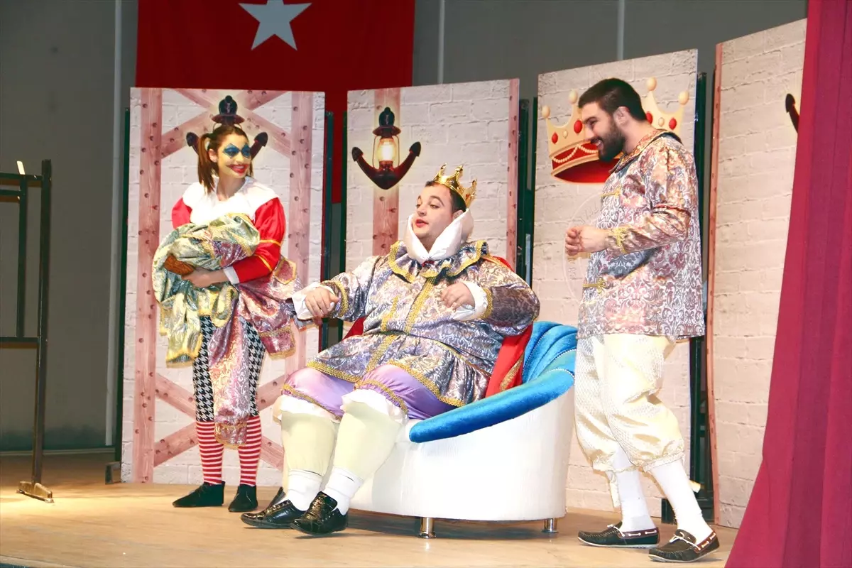 Sinop'ta 'Kral Çıplak' Sahnelendi