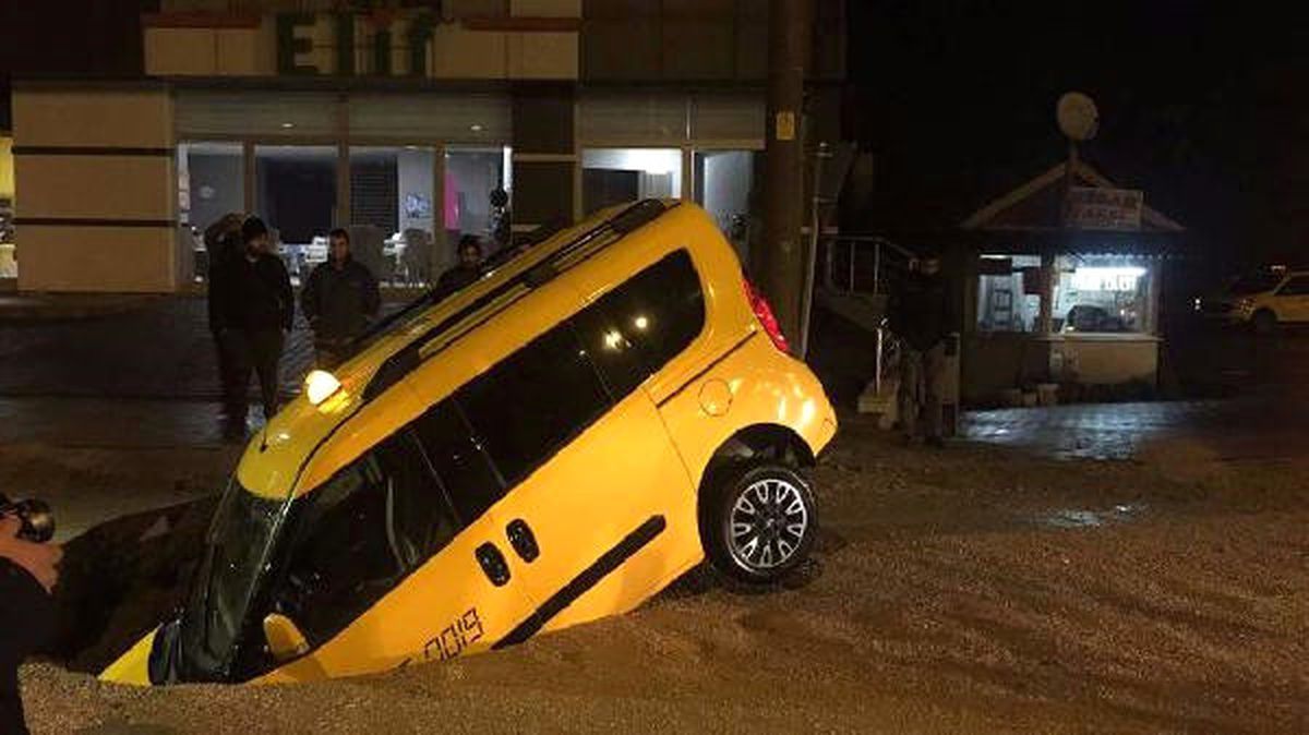 Bolu'da Taksi, Yolda Oluşan Çukura Düştü