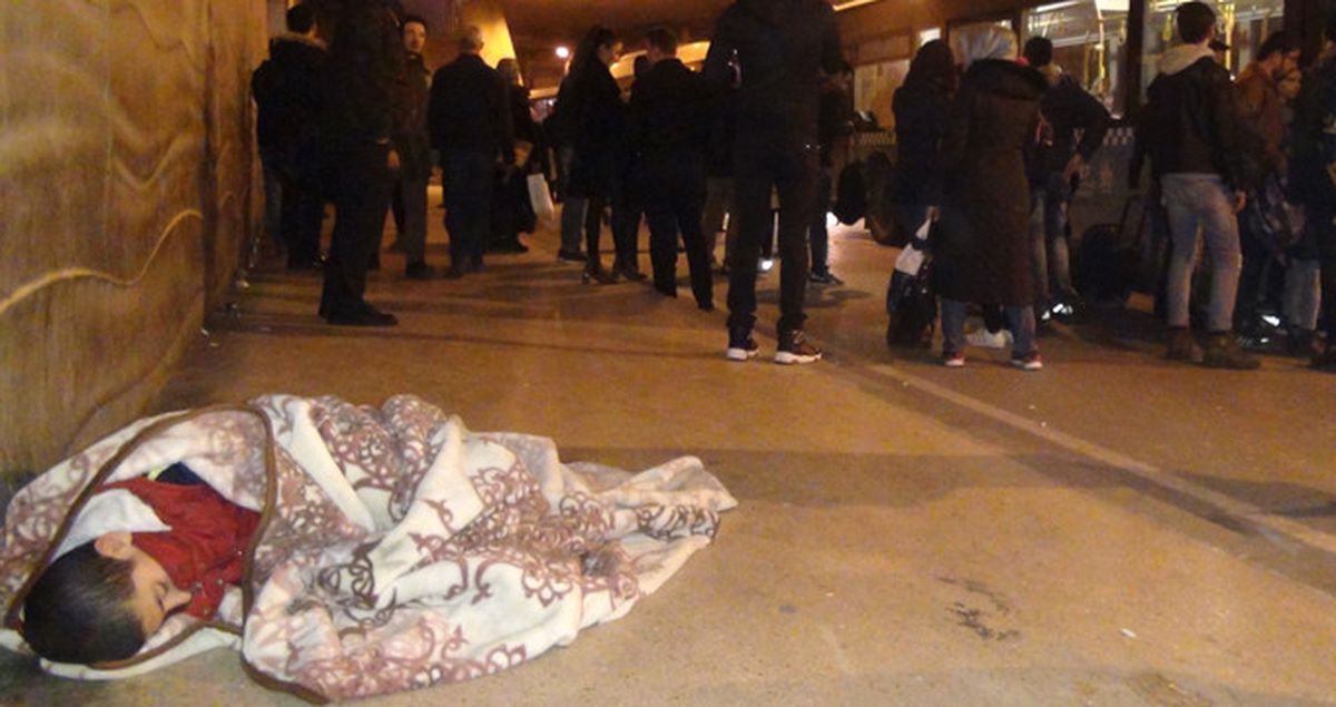 Taksim'de Battaniye Sarılıp Uyuyan Çocuk Yürekleri Sızlattı