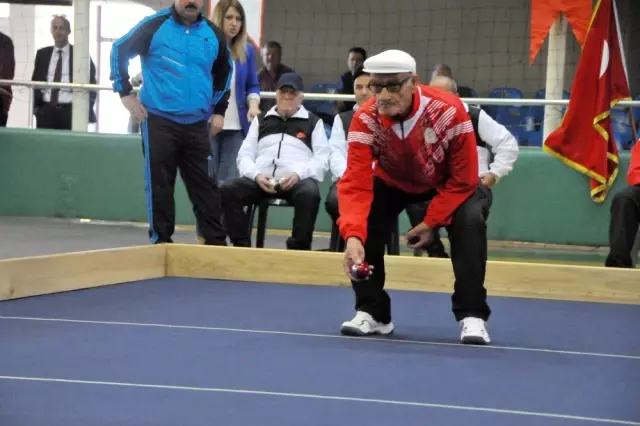 70'lik Dedelerin Kıyasıya 'Bocce' Mücadelesi