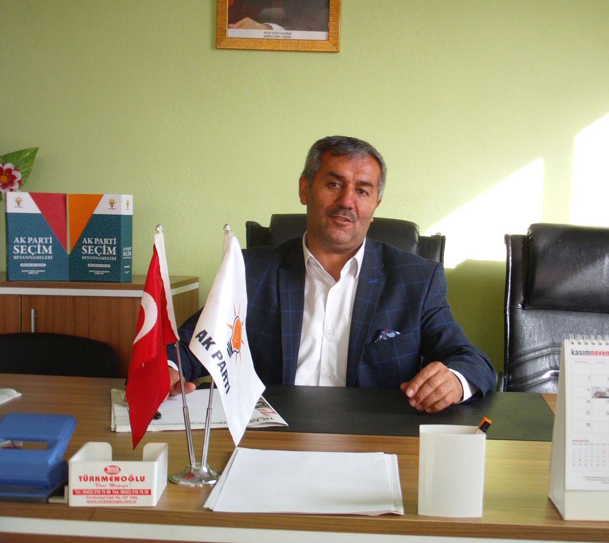 Evini AK Parti Seçim Bürosu Yaptı, Binadaki Kiracılar Kaçtı