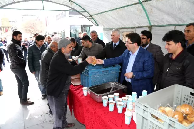 Aksaray'da Vatandaşlara Hoşaf Ekmek Dağıtıldı