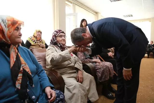 Başkan Tahmazoğlu Yaşlılar Haftasını Kutladı