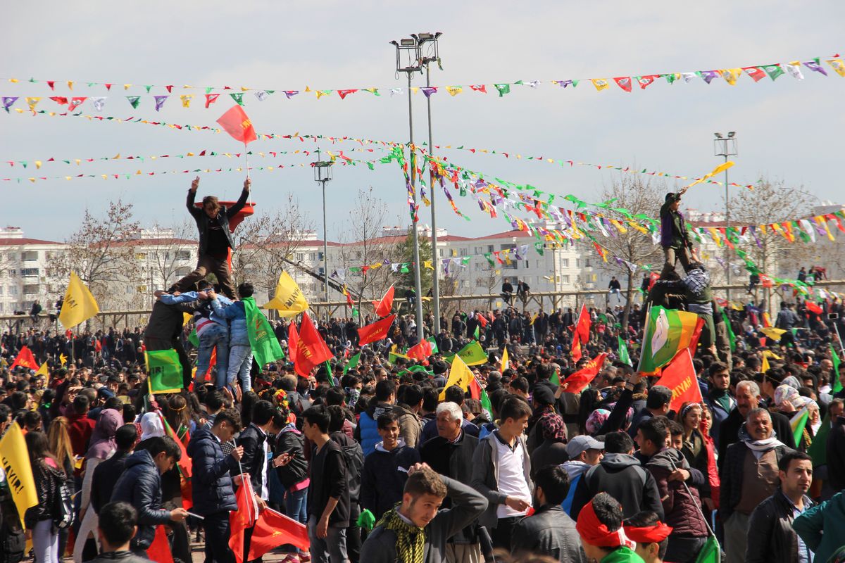 Diyarbakır'daki Nevruz Kutlamalarında PKK Flaması ve Öcalan Posteri Yasağı
