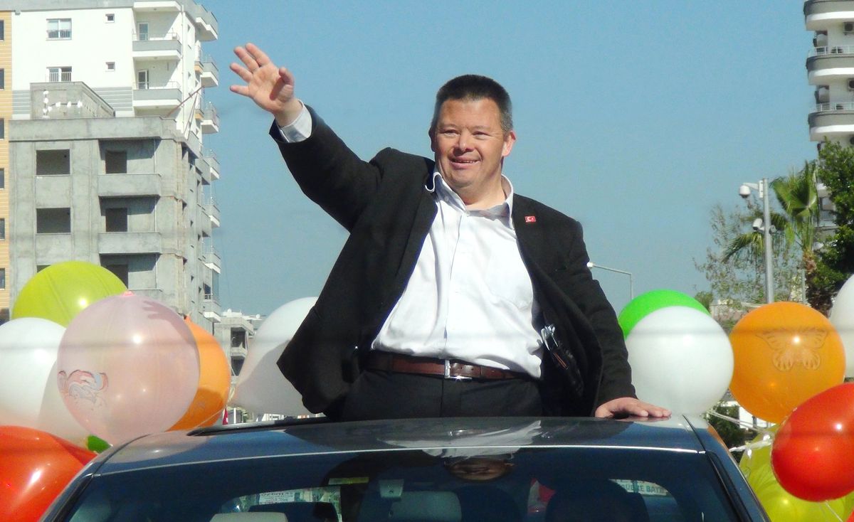 'Başkan' Lakaplı Down Sendromlu Genç, Siyasetçiler Gibi Şehri Turladı