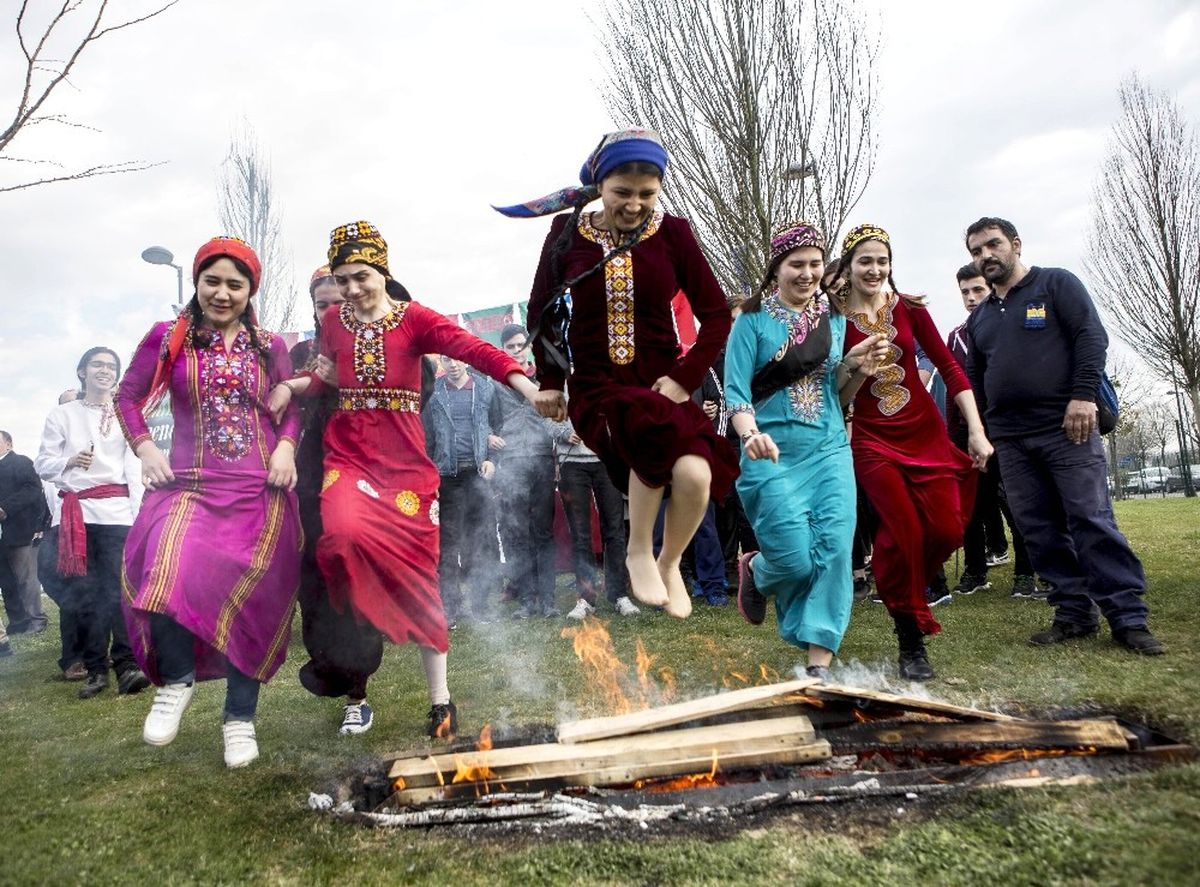 İstanbul'daki Nevruz Kutlamaları Renkli Görüntülere Sahne Oldu
