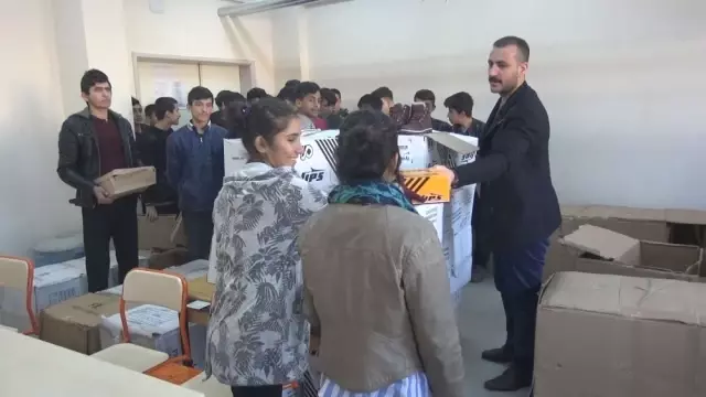 Kocaeli'nden Silopi'ye 600 Çift Ayakkabı Yardımı Kocaeli'nden Silopi'ye 600 Çift Ayakkabı Yardımı