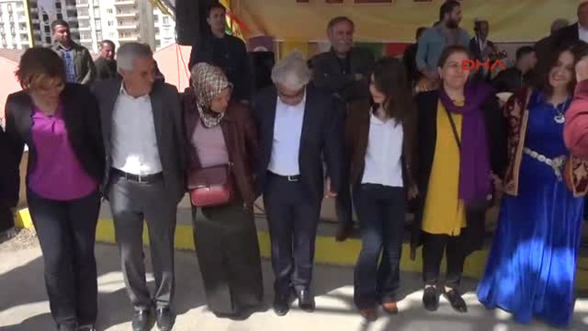 Mardin Kızıltepe'deki Nevruz'da 'Apo' Sloganına Polis Müdahale Etti