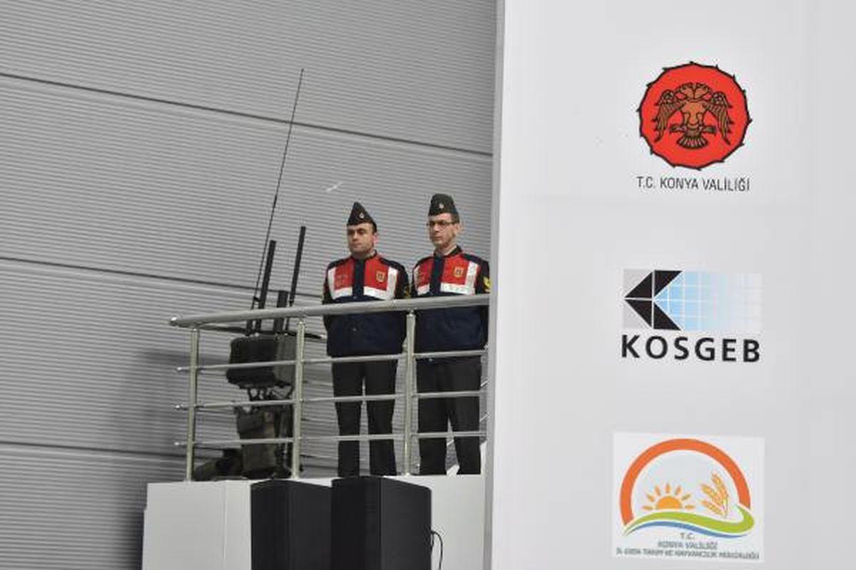 Türkeş'in Konuşma Yaptığı Salonda Dikkat Çeken Görüntü: Jammer Getirildi